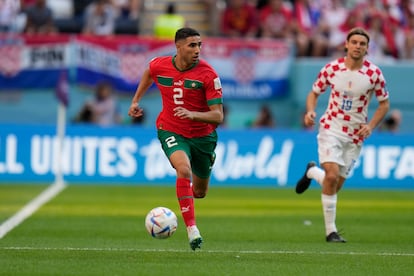 Achraf Hakimi (izquierda), jugador de Marruecos, sube la banda frente al croata Borna Sosa (derecha), en el primer partido del grupo F en la cuarta jornada del Mundial. 

