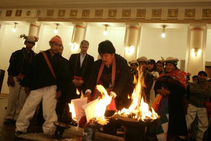 Evo Morales participa en una ceremonia indígena para llamar a la buena suerte, en La Paz.