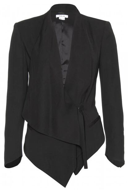 Americana negra con acabado en pico y volante de Helmut Lang (580 euros aprox). Es perfecta para romper con un look clásico.