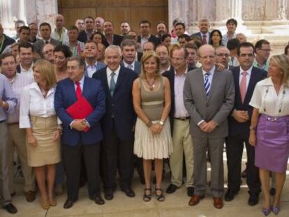 Alcaldes y diputados del PP, con Javier Arenas al frente, ante la puerta del sal&oacute;n de plenos del Parlamento.