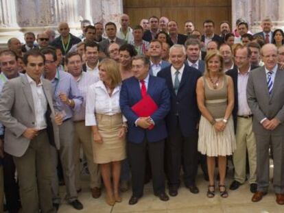 Alcaldes y diputados del PP, con Javier Arenas al frente, ante la puerta del salón de plenos del Parlamento.