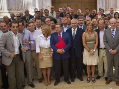 Alcaldes y diputados del PP, con Javier Arenas al frente, ante la puerta del sal&oacute;n de plenos del Parlamento.