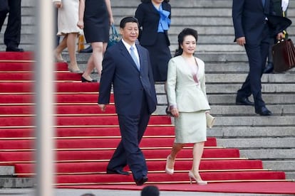 El presidente chino, Xi Jinping (c), y su esposa Peng Liyuan