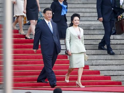 El presidente chino, Xi Jinping (c), y su esposa Peng Liyuan