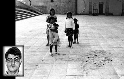 José Antonio López 'Kubati', condenado a 1.210 años. En <b>la fotografía</b>, varios niños miran la sangre tapada por serrín en el lugar donde se produjo el atentado que causó la muerte a la ex miembro de ETA María Dolores González Catarain, alias 'Yoyes', el 10 de septiembre de 1986.