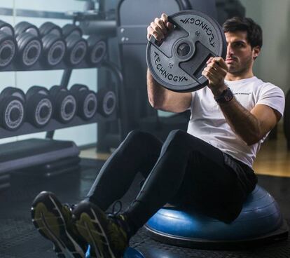 Carlos Sainz se mantiene en forma gracias a la equipación de Technogym.