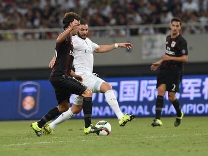 Benzema presiona a Poli.