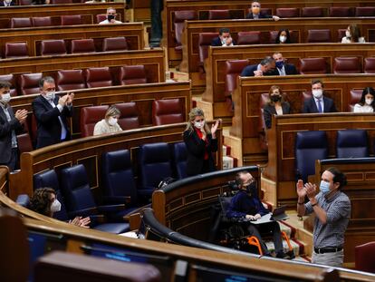 El vicepresidente segundo, Pablo Iglesias, recibe los aplausos del Gobierno y de la bancada socialista tras su discurso de despedida en el Congreso de los Diputados.