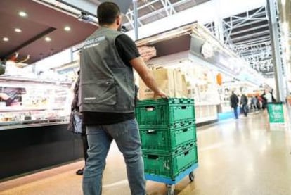 Empleado de Ulabox recogiendo pedidos en un mercado de Barcelona.