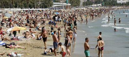 Turistas en la playa del Postiguet (Alicante).