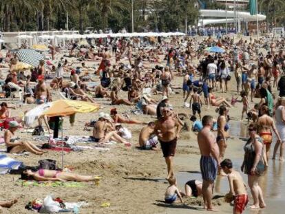 Turistas en la playa del Postiguet (Alicante).