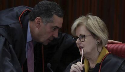 Ministros Barroso e Rosa Weber conversam no TSE.