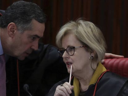 Ministros Barroso e Rosa Weber conversam no TSE.