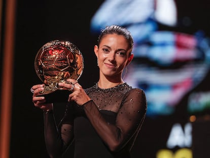 Aitana Bonmatí recibe el Balón de Oro en París.