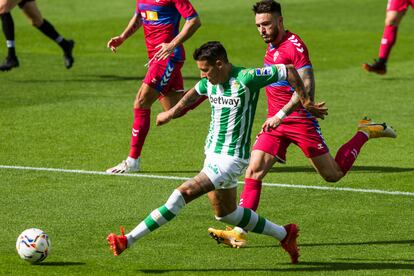 Tello asiste a Sanabria en el primer gol del Betis.