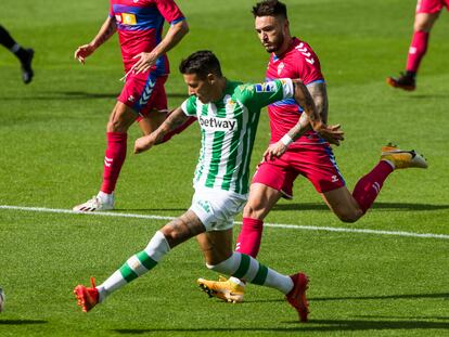 Tello asiste a Sanabria en el primer gol del Betis.