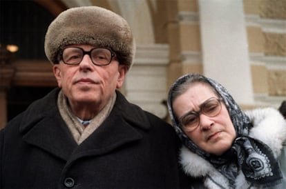 La defensora de los derechos humanos Elena Bonner y su esposo, el premio Nobel de la Paz Andrei Sajarov, en 1987 en Moscú.