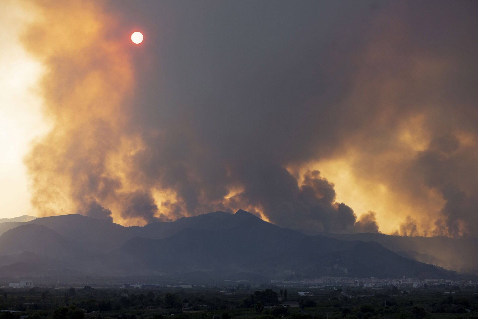 Una perspectiva del incendio declarado en La Vall d'Uixó este sábado, tomada sobre las 20 horas.