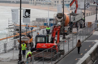 Trabajadores y maquinaria de obra en el paseo de La Concha de San Sebastián.