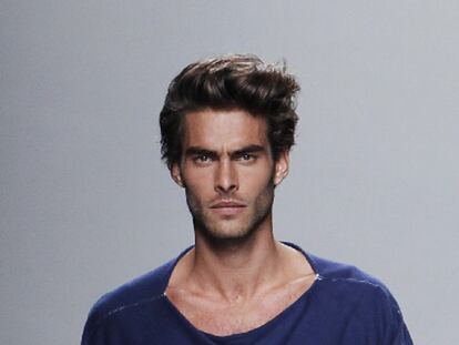 Jon Kortajerena luce ropa de de Adolfo Domínguez.