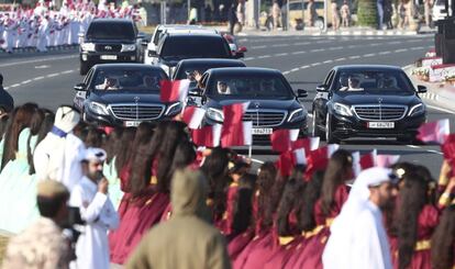 El emir de Qatar, Sheikh Tamim bin Hamad al-Thani saluda a los asistentes a los actos organizados por el Día Nacional, en Doha.