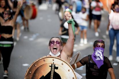 Una mujer grita durante una manifestación para conmemorar el Día Internacional de la Mujer en Buenos Aires, Argentina.