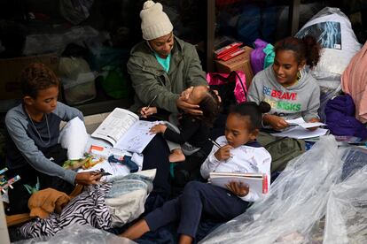 Una familia de migrantes venezolanos se refugian en el Departamento de Polica de Chicago, el 11 de septiembre de 2023.