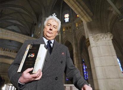 El novelista galés Ken Follett en la presentación de su última obra, 'Un mundo sin fin', en la catedral Santa María de la capital vasca.