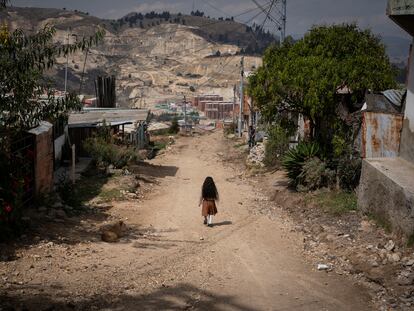 Una niña camina por las calles de Ciudad Bolívar, en Soacha, al sur de Bogotá, en septiembre de 2023.