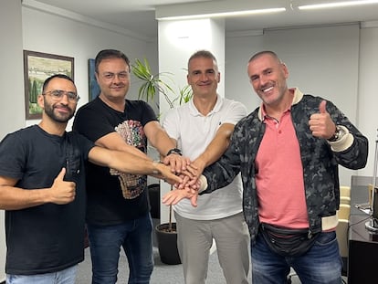 El alcalde de Premià (polo blanco), junto a los miembros de la empresa Desokupa.