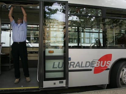 Un autobús del servicio Lurraldebus que impulsó la Diputación guipuzcoana.