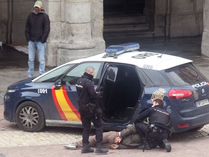 Varios policías detienen a una persona en la Plaza Mayor de Madrid. JULIÁN JAÉN