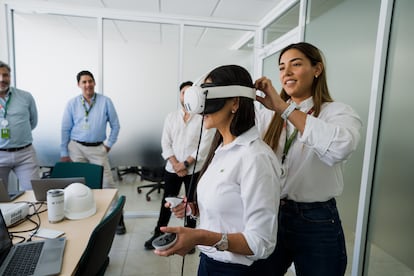 Amable Matus colocando unos visores de realidad virtual para hacer entrenamientos virtuales dentro de los aerogeneradores.