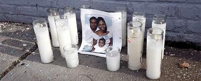 En la imagen, unas velas junto a la fotografía de Sean Bell junto a su mujer y sus hijas.