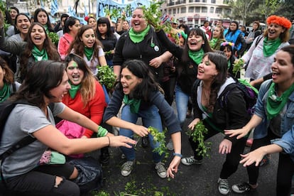 Mujeres advierten del uso del perejil en los abortos clandestinos, en una marcha en Buenos Aires el 28 de septiembre.