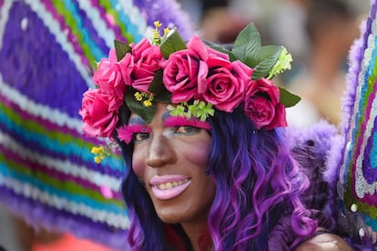 Un participante en el desfile de Orgullo Gay en Cali, Colombia.