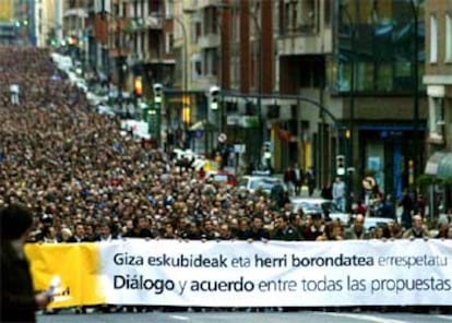 Cabecera de la manifestación que ha recorrido esta tarde el centro de la capital vizcaína.