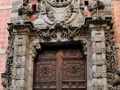 "¡Vamos, riégueme! ¡No se corte!", dice Carmen Maura, junto a la puerta del Cuartel del Conde-Duque, en <i>La ley del deseo</i>.