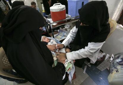 <p>Además de la difteria, el cólera también ha contribuido a poner de rodillas al país más empobrecido del mundo árabe. Más de ocho millones de personas están en riesgo de hambruna debido a los bloqueos en los puertos.</p> <p>En la imagen, un niño yemení recibe una vacuna contra la difteria en un centro de salud en la capital el pasado 14 de marzo.</p>