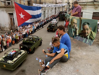 Cubanos presenciam do telhado a passagem dos restos mortais do ex-presidente Fidel Castro, em Santa Clara, Cuba, em dezembro de 2016.