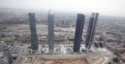 El solar, ya cubierto de tierra, de las cuatro torres de Madrid, iba a albergar un centro de convenciones, proyecto ahora paralizado