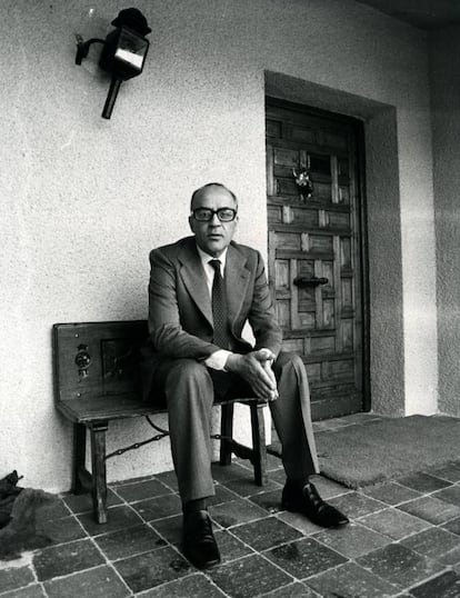 El expresidente del Gobierno Leopoldo Calvo Sotelo, el 16 de diciembre de 1982, a la puerta de su casa en Aravaca, Madrid, durante una entrevista tras dejar la presidencia del Gobierno.
