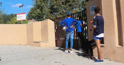 Un grupo de tres menores inmigrantes en la puerta del centro de acogida del madrileño barrio de Hortaleza.