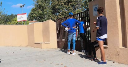 Un grupo de tres menores inmigrantes en la puerta del centro de acogida del madrileño barrio de Hortaleza.