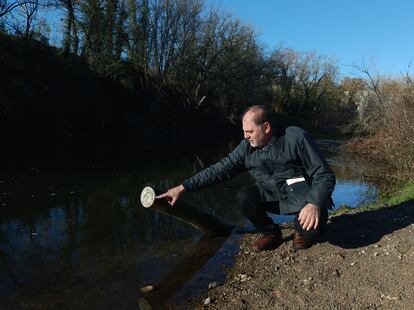 Roger Duran, dueño de Kayak del Ter, señala la cantidad de agua que ha perdido el río Ter a su paso por Colomers.