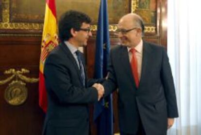 El ministro de Hacienda, Crist&oacute;bal Montoro, saluda al titular de Finanzas y Funci&oacute;n P&uacute;blica de Andorra, Jordi Cinca.