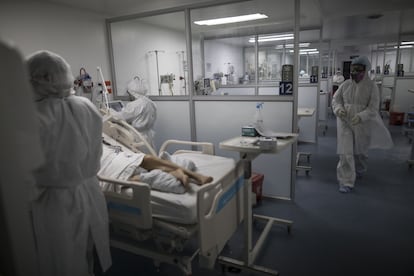 Personal médico atiende a una paciente en una unidad de cuidados intensivos en un hospital de Soacha (Colombia).