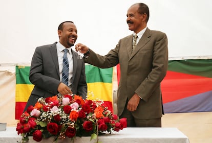 El presidente de Eritrea, Isaias Afwerki (derecha) con el primer ministro etíope Abiy Ahmed en la reapertura de la embajada eritrea en Addis Abeba, capital de Etiopía, el 16 de julio de 2018. 