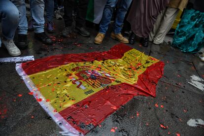 Una bandera española tirada en el suelo en una manifestación contra el cambio de postura sobre el Sáraha Occidental, el día 26.