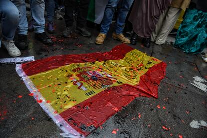 Una bandera española tirada en el suelo en una manifestación contra el cambio de postura sobre el Sáraha Occidental, el día 26.